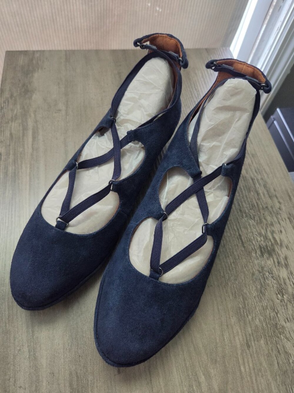 L'Amour Des Pieds - Benham - rich navy blue suede low wedge - EUC - size 8.5